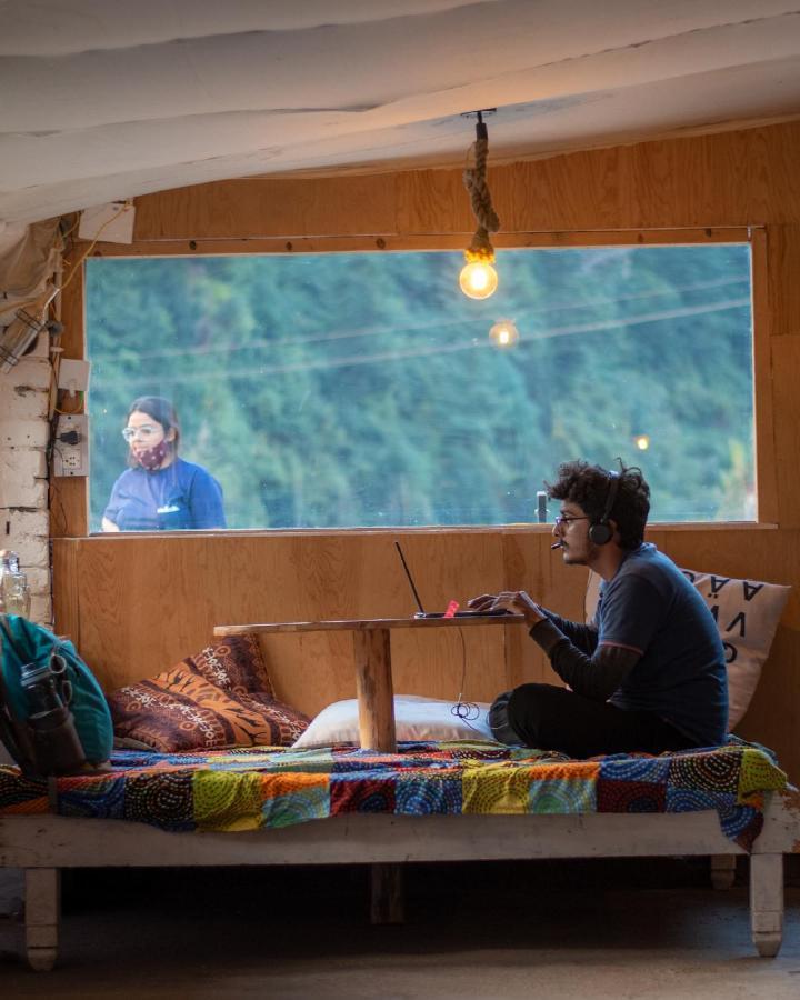 Young Monk Hostel & Cafe Old Manali Exterior foto